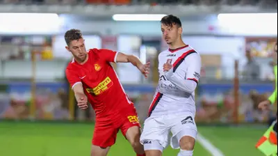 גיא בדש, שחקן הפועל ירושלים לצד דויד קופרמן, שחקן מ.ס. אשדוד. דני מרון