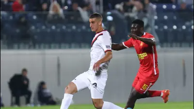 נועם מלמוד, שחקן הפועל ירושלים לצד אבנעזר ממאטה, שחקן מ.ס. אשדוד. דני מרון