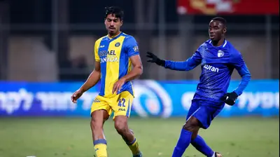 שחקן מכבי תל אביב דור פרץ, מול שחקן עירוני קרית שמונה טימו מוזי. מאור אלקסלסי