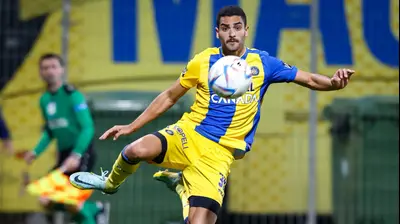 שחקן מכבי תל אביב מאור קנדיל מבשל שער. מאור אלקסלסי