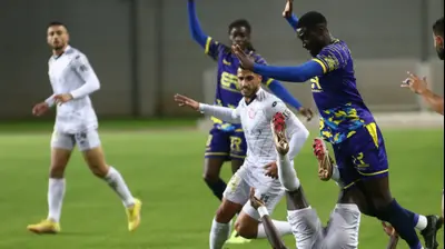 סמביניה, שחקן מכבי בני ריינה לצד מוחמד חטיב, שחקן הפועל חדרה. שלומי גבאי