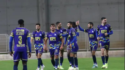 שחקני מכבי בני ריינה חוגגים. שלומי גבאי