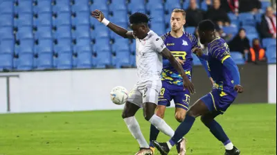 סטיבן אלפרד, שחקן הפועל חדרה לצד סמביניה, שחקן מכבי בני ריינה. שלומי גבאי