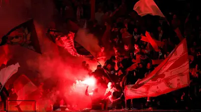 רימוני עשן ביציע אוהדי הפועל באר שבע. מאור אלקסלסי