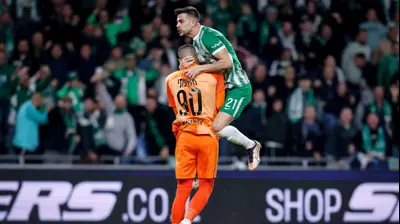 דין דוד שחקן מכבי חיפה חוגג עם השוער רועי משפתי אחרי עצירת פנדל. מאור אלקסלסי