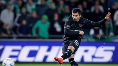 שאפי סוליימאנוב שחקן הפועל באר שבע בועט פנדל. מאור אלקסלסי