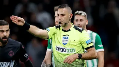 רועי ריינשרייבר שופט כדורגל קובע פנדל לזכות הפועל באר שבע. מאור אלקסלסי