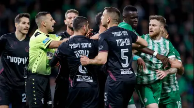 פייר קורנו שחקן מכבי חיפה בעימות עם שחקני הפועל באר שבע, ביניהם השופט רועי ריינשרייבר. מאור אלקסלסי