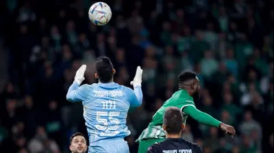 עומרי גלזר שוער הפועל באר שבע שומט כדור מול פרנזי פיירו שחקן מכבי חיפה. מאור אלקסלסי