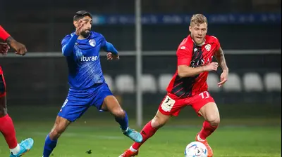 שחקן הפועל חדרה רוסלן ברסקי, מול ידין לוגסי, עירוני קרית שמונה. מאור אלקסלסי