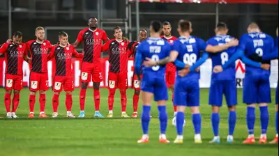 דקת דומייה במשחק של עירוני קרית שמונה מול הפועל חדרה לזכר ההרוגים מקיבוץ מכפר בלום. מאור אלקסלסי