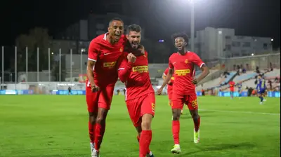 נאור סבג, שחקן מ.ס. אשדוד לצד זוהר זסנו. לירון מולדובן 