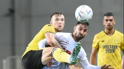 שחקן מכבי נתניה עדן קארצב מול שחקן הפועל חיפה, אלון תורג'מן. ברני ארדוב
