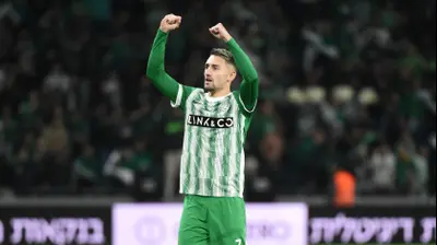 עומר אצילי שחקן מכבי חיפה חוגג שער. ברני ארדוב