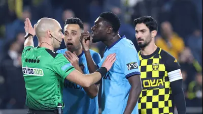 דריק לוקאסן, שחקן מכבי תל אביב לצד גל לייבוביץ', שופט. דני מרון