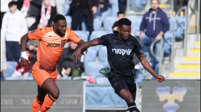 שחקן הפועל באר שבע, יוג'ין אנסה, מול סטפן אקה, סקציה נס ציונה. דני מרון