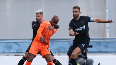 שחקן סקציה נס ציונה, אור אינברום מול שחקני הפועל באר שבע, מיגל ויטור, רותם חטואל. דני מרון