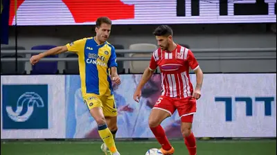 שחקן מכבי תל אביב אנריק סבוריט, מול שחקן בני סכנין, רועי שוקרני. אריאל שלום