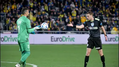 השופט יגאל פריד עם שוער בני סכנין, גד עמוס. אריאל שלום