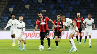 אליאל פרץ שחקן הפועל חיפה לפני נאור סבג שחקן מ.ס. אשדוד. קובי אליהו