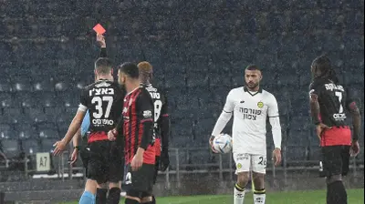 רועי ריינשרייבר מרחיק את וויליאם טוגי, הפועל ירושלים. ברני ארדוב