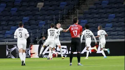 שחקני מ.ס. אשדוד חוגגים שער שנפסל. קובי אליהו