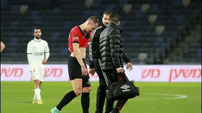 דניס פוליאקוב שחקן הפועל חיפה פצוע. קובי אליהו