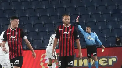 רועי ריינשרייבר מרחיק את כרם ג'אבר, מכבי נתניה. ברני ארדוב