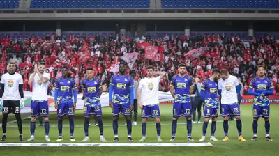 שחקני מכבי בני ריינה עם חולצות הגאווה וחלק בלי. מאור אלקסלסי