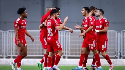 שחקני הפועל תל אביב חוגגים עם אלן אוז'בולט. מאור אלקסלסי