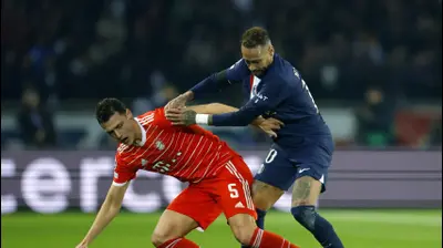 שחקן פריז סן ז'רמן ניימאר מול שחקן באיירן מינכן בנז'מן פבאר. רויטרס