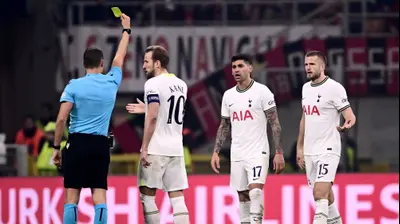 בלם טוטנהאם כריסטיאו רומרו מקבל כרטיס צהוב. Marco BERTORELLO,GettyImages