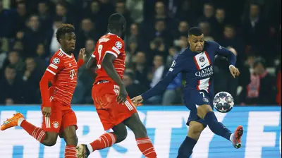 שחקן פריז סן ז'רמן קיליאן אמבפה מול שחקן באיירן מינכן קינגסלי קומאן. רויטרס