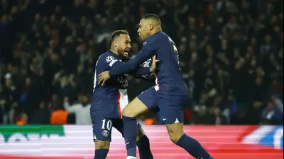 שחקן פריז סן ז'רמן ניימא רחוגג עם קיליאן אמבפה. רויטרס