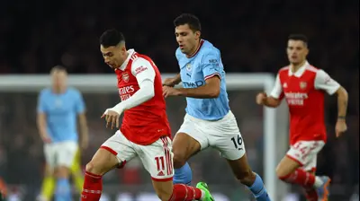 שחקן ארסנל גבריאל מרטינלי מול שחקן מנצ'סטר סיטי רודרי. רויטרס