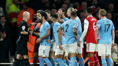 שחקני מנצ'סטר סיטי עם אנתוני טיילור, שופט כדורגל. רויטרס