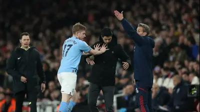 שחקן מנצ'סטר סיטי קווין דה בראונה דוחף את מאמן ארסנל מיקל ארטטה. רויטרס