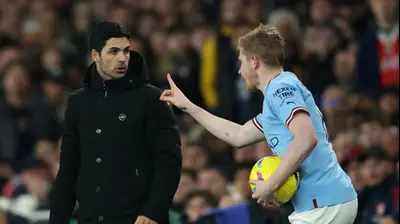 שחקן מנצ'סטר סיטי קווין דה בראונה עם מאמן ארסנל מיקל ארטטה. רויטרס