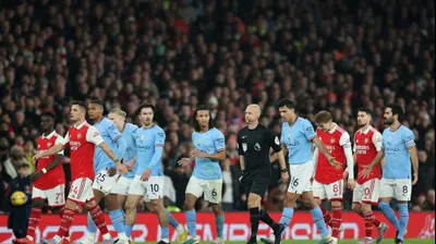 שחקני ארסנל, מנצ'סטר סיטי עם שופט כדורגל אנתוני טיילור. רויטרס