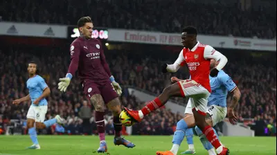 שחקן ארסנל אדי אנקטייה מול שוער מנצ'סטר סיטי אדרסון. רויטרס