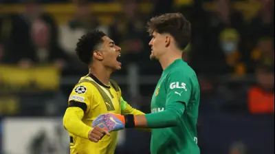 גרגור קובל שוער בורוסיה דורטמונד לצד ג'וד בלינגהאם. רויטרס