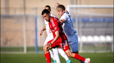 שחקן הפועל תל אביב הרוויה איליץ', מול יואב הופמייסטר, שחקן עירוני קרית שמונה. מאור אלקסלסי