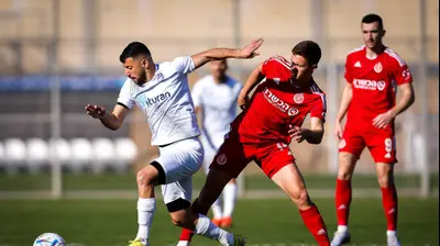 שחקן עירוני קרית שמונה, מוחמד שכר, מול שחקן הפועל תל אביב אל ים קנצפולסקי. מאור אלקסלסי