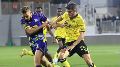 שחקן מכבי נתניה, פלאמן גלאבוב, מול שחקן בני ריינה מארק קוסטה. ברני ארדוב