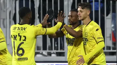 שחקני מכבי נתניה חוגגים עם פטריק טוומאסי. ברני ארדוב