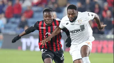 דון סדריק הפועל ירושלים מול סטפן אקה סקציה נס ציונה. דני מרון