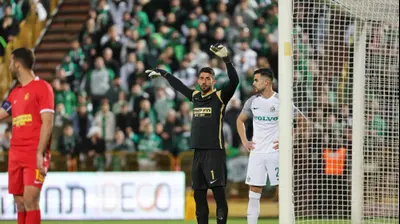 שחקן מכבי חיפה דין דוד, ליד שוער מ.ס. אשדוד, יואב ג'רפי. לירון מולדובן 