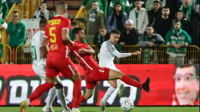 שחקן מכבי חיפה, דולב חזיזה, מול טום בן זקן, שחקן מ.ס. אשדוד. לירון מולדובן 