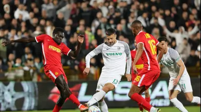 ניקיטה רוקאביציה שחקן מכבי חיפה מול טימותי אוואני שחקן מ.ס. אשדוד. לירון מולדובן 