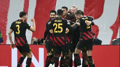 שחקני מנצ'סטר סיטי חוגגים עם ריאד מחרז. רויטרס